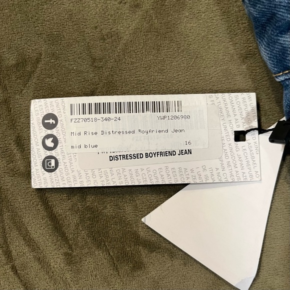 NWT! Boohoo midrise distressed boyfriend jeans! - Picture 8 of 8